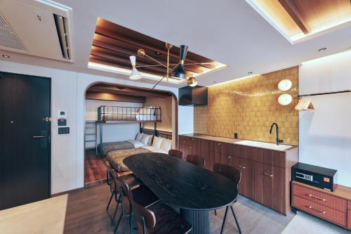 Kuchyň nebo kuchyňský kout v ubytování STITCH HOTEL Kyoto