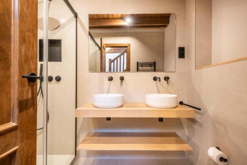 GessaにあるCasa Tarter by Totiaranのバスルーム(木製カウンターのシンク2つ付)