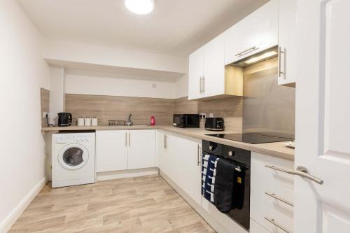 Köök või kööginurk majutusasutuses Fabulous 1 Bed Harbour-side Apartment with Balcony