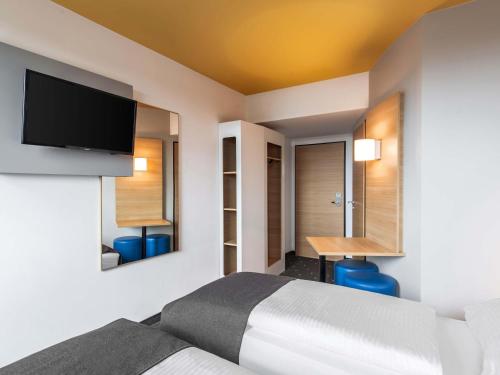 Μια τηλεόραση ή/και κέντρο ψυχαγωγίας στο B&B Hotel Landshut