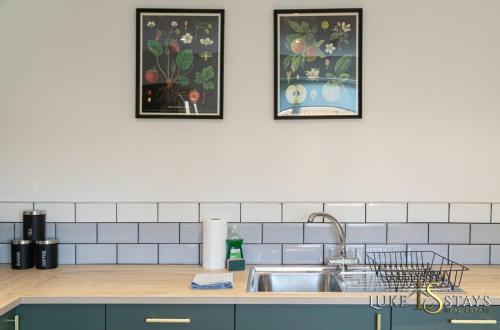 cocina con fregadero y 2 cuadros en la pared en Luke Stays - Gray Ave, en Sherburn Hill