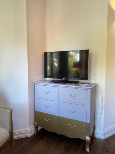 a tv on top of a dresser in a room at Villa Deichvoigt in Cuxhaven