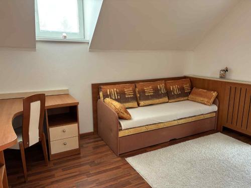 Habitación con sofá, mesa y escritorio. en Dom pri Veži, en Košice
