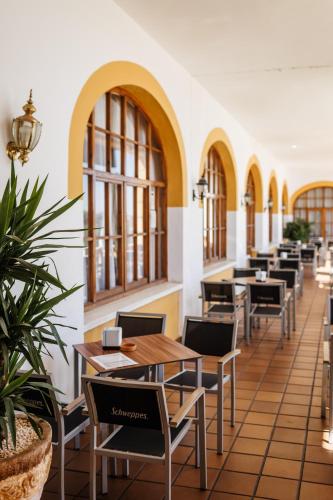 a row of tables and chairs in a restaurant at Hotel Acosta Vetonia in Almendralejo