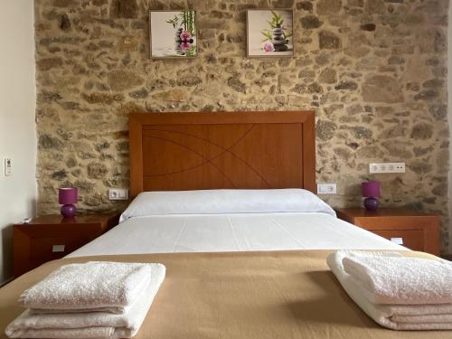 a bedroom with a bed with two towels on it at Mar de Nubes Piornal 3 in Piornal