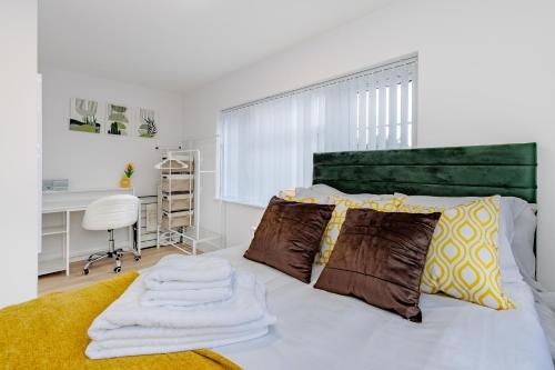 Postel nebo postele na pokoji v ubytování Cosy and Peaceful flat in Benfleet close to station
