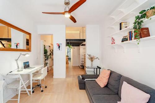 a living room with a couch and a desk at Apartamento con encanto en Malasaña in Madrid