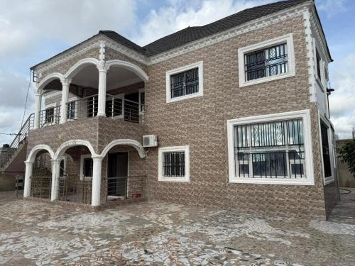 ein großes Backsteinhaus mit weißen Fenstern in der Unterkunft Gayern Apartments 