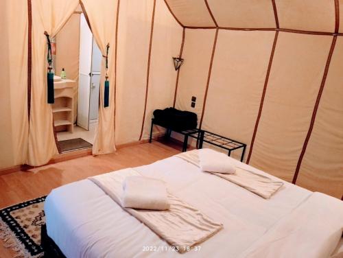 Ένα ή περισσότερα κρεβάτια σε δωμάτιο στο Khamlia luxury camps