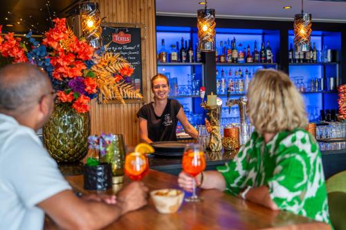 a group of people sitting at a bar at Recreatiepark Beekbergen in Beekbergen