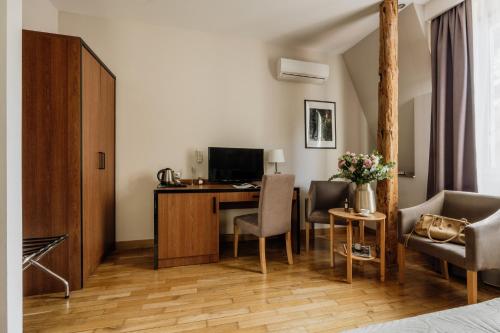 Televisyen dan/atau pusat hiburan di Grottger Luxury Boutique Hotel City