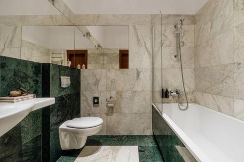Bilik mandi di Grottger Luxury Boutique Hotel City