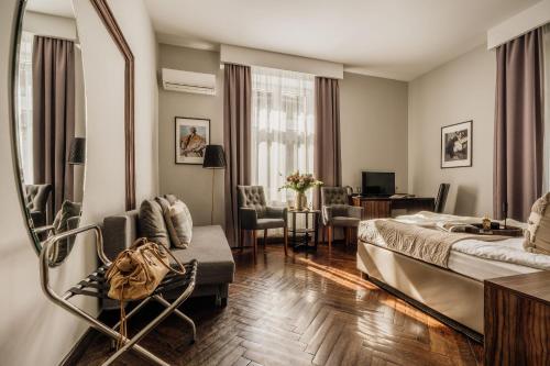 Katil atau katil-katil dalam bilik di Grottger Luxury Boutique Hotel City