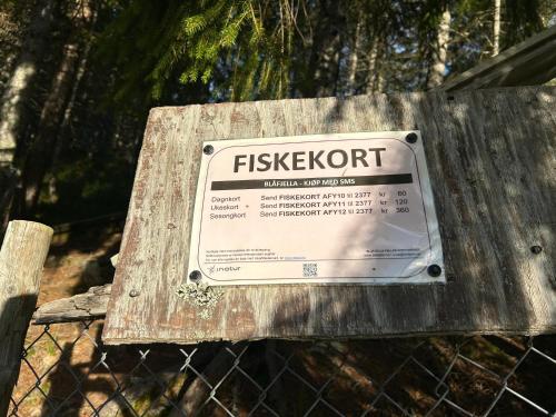 a sign on a fence that reads fish catapult at Stille og fredelig ved fjord og fjell in Valsøybotn