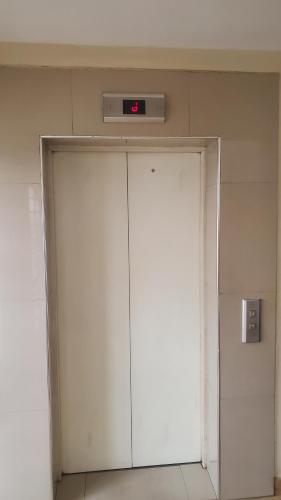 Una puerta con un reloj encima en un edificio. en Purity Apartments, en Nairobi