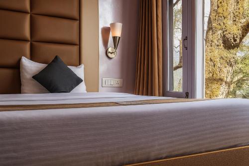 Ένα ή περισσότερα κρεβάτια σε δωμάτιο στο Jasmine Mountain View Retreat - Mall Road Dalhousie
