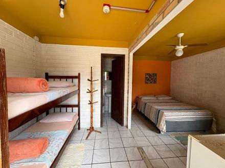 a room with two bunk beds and a ceiling at Residencial Solar del Nieto in Garopaba