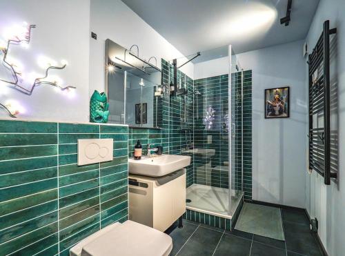 a bathroom with a toilet and a sink and a shower at Wunderschönes Loft-Apartment im grünen Hamburg in Hamburg