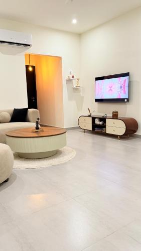Телевизор и/или развлекательный центр в SkyPark One Islamabad Sapphire Suite
