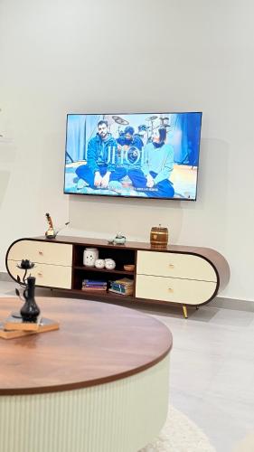 Телевизор и/или развлекательный центр в SkyPark One Islamabad Sapphire Suite