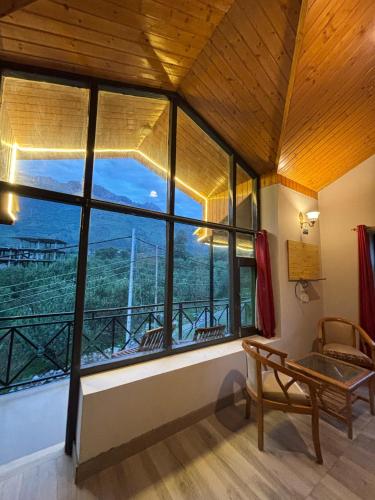 Vista generica sulle montagne o vista sulle montagne dall'interno dell'hotel
