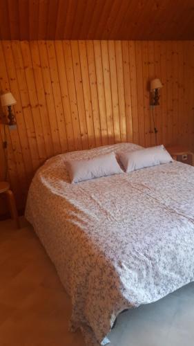 une chambre avec un grand lit avec deux oreillers dans l'établissement Chalet coocooning, à Marlens