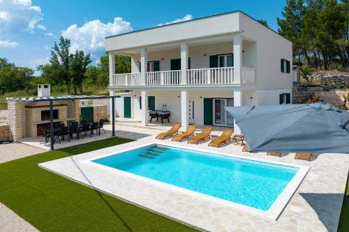 Villa Vallis with pool