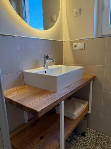 a bathroom with a white sink and a mirror at Kamp 27 in Bebertal Zwei