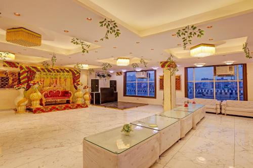 Ruang duduk di FabHotel Moonlight & Banquets