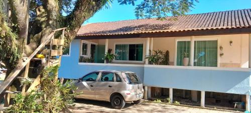 a car parked in front of a house at Quarto do sossego in Morretes