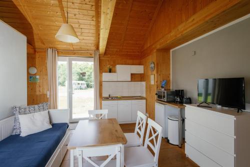 Nhà bếp/bếp nhỏ tại ALL-on-SEA Camp & Sport Resort Leipzig am Schladitzer See
