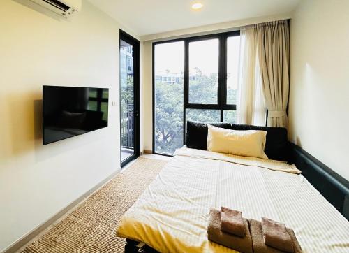 une chambre avec un lit et une grande fenêtre dans l'établissement 1 Bdr Sky Park Golf view, à Bang Tao Beach