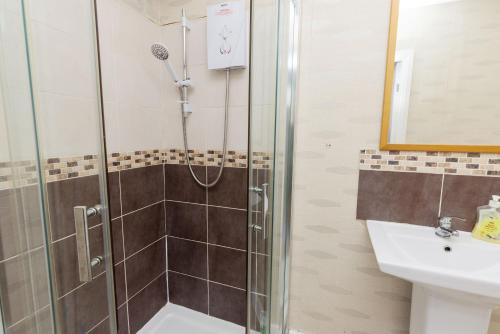 Un baño de Snooze Apartments