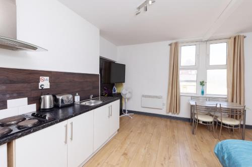 Una cocina o cocineta en Snooze Apartments