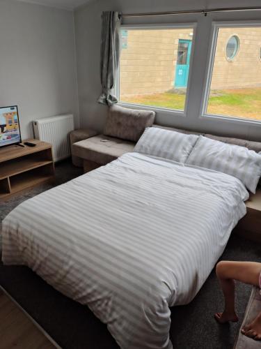 Un pat sau paturi într-o cameră la New Caravan at Trecco Bay Holiday Park