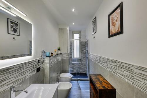 Un baño con bañera, inodoro y lavabo. en Manin Rail, en Génova