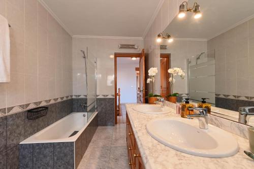 a bathroom with two sinks and a large mirror at Casa Atriana by Marhen Homes in Jávea