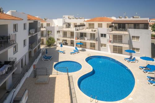 Bazén v ubytování Emily apartment nebo v jeho okolí