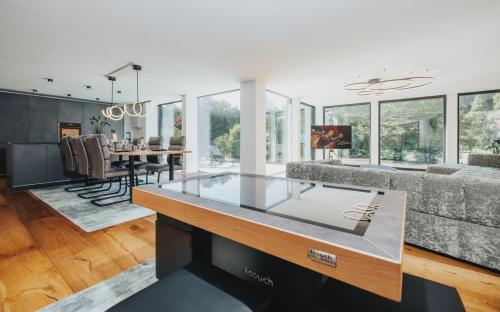 una cucina e un soggiorno con ripiano in vetro di Exklusive King Suite mit Game Table in Hinterzarten a Hinterzarten