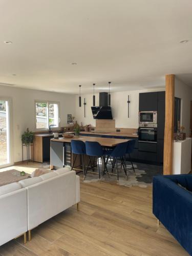 a kitchen and living room with a table and chairs at Villa 4 chambres à Castirla in Castirla