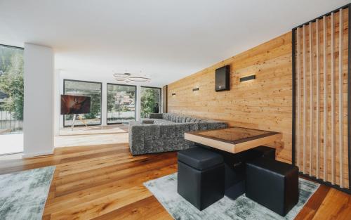 un soggiorno con un divano e un tavolo di Exklusive King Suite mit Game Table in Hinterzarten a Hinterzarten