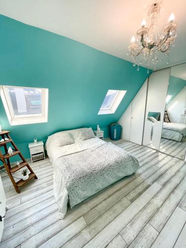 Ideally located , Eiffel Tower view في نويي سور سين: غرفة نوم بجدران زرقاء وسرير وثريا