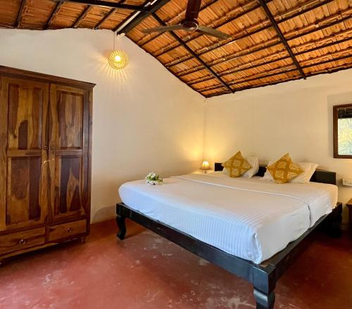 a bedroom with a large bed in a room at SPACELAND Mandrem in Mandrem