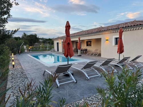 Πισίνα στο ή κοντά στο Villa Floria Neuve avec Piscine Privée Chauffée en Sud Ardèche