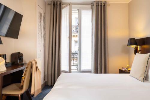 Postel nebo postele na pokoji v ubytování Hôtel Sophie Germain