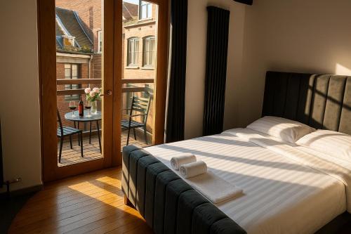 Postel nebo postele na pokoji v ubytování City Centre Balcony Apartment for 6 - Steps to Dining, Bars & Train