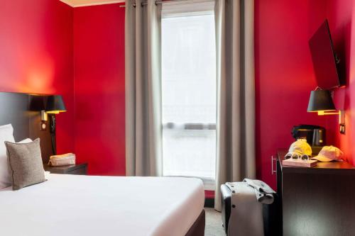 Postel nebo postele na pokoji v ubytování Hôtel Sophie Germain