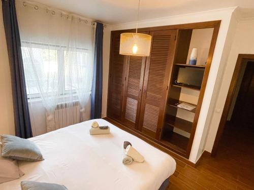 a bedroom with a white bed and a window at L'Escale au Portugal Villa-B&B-Spa in Ataíja de Baixo
