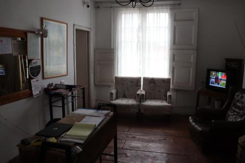 a living room with a couch and a window at Hotel Montecatini I in Copiapó