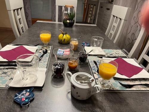 ein Tisch mit Gläsern Orangensaft darauf in der Unterkunft Chambre d'hôtes l'Olivianne in Sarlat-la-Canéda